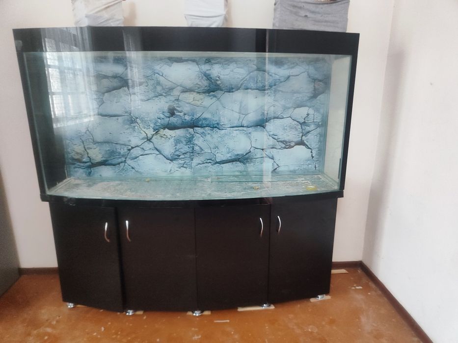 Akvarium sotiladi