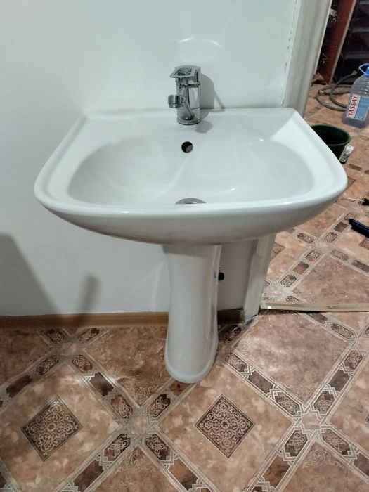 Продам раковину с краном