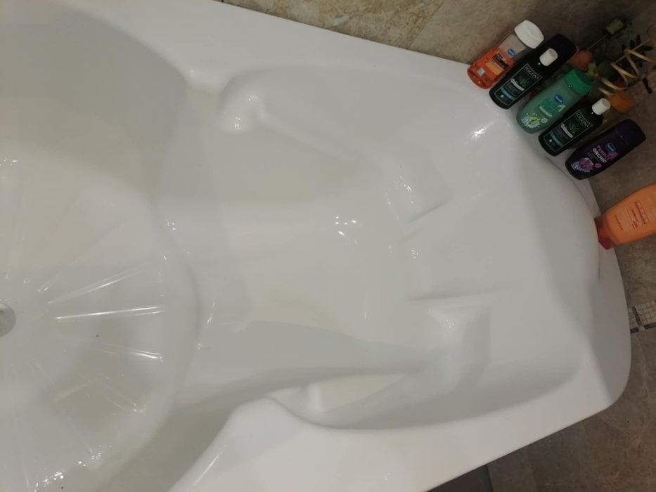 Продавам ъглова вана