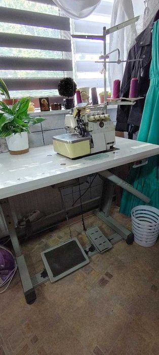 INDIVIDUAL SAU PACHET- Masina de surfilat industriala (Triploc / Overlock) Siruba TY-747 – 4 fire +Masina de cusut liniara Zoje