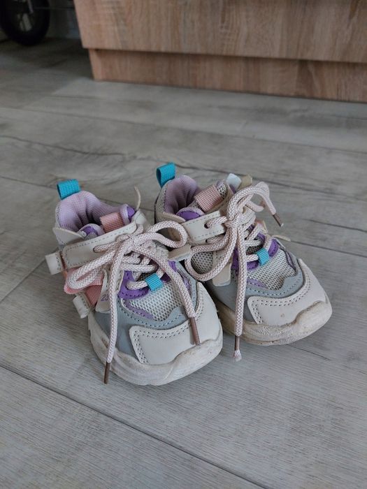 Продам кроссовки  для девочки