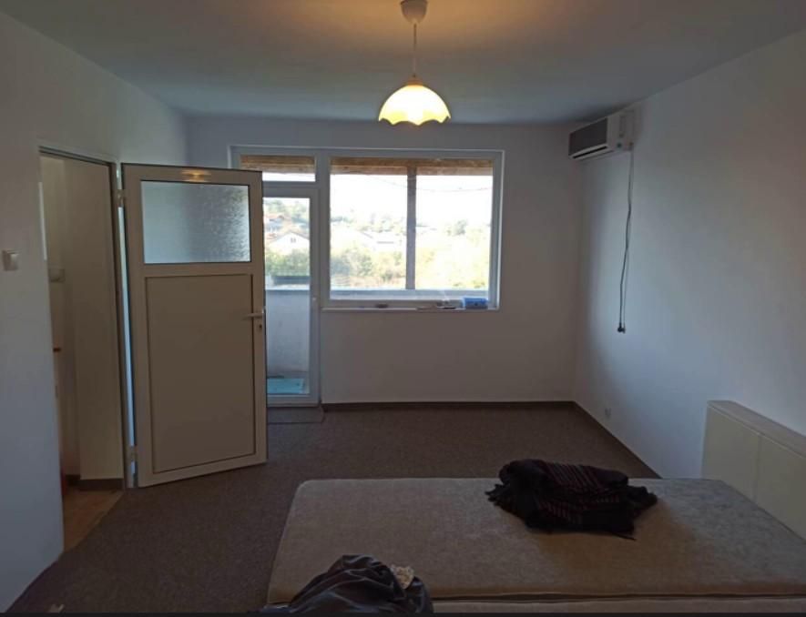 Къща с двор в с. Черни връх