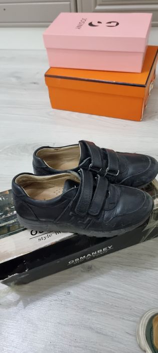 Продам детскую обувь и форму!