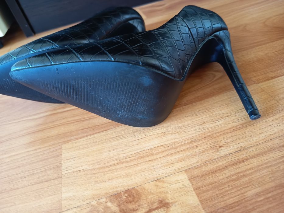 Елегантни обувки на ток