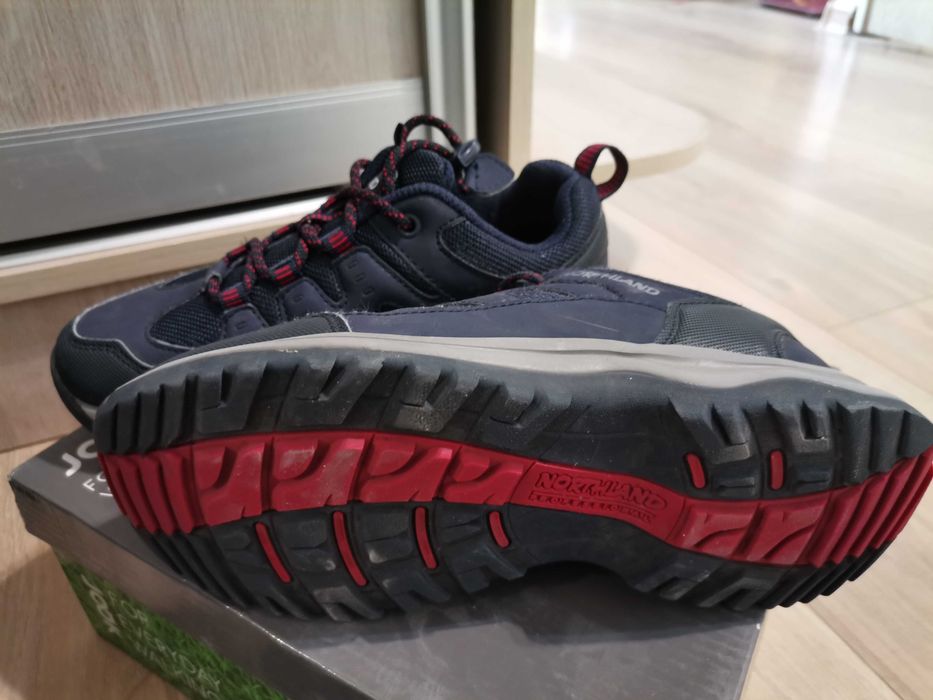 Продам утеплённые термо кроссовки для мальчика