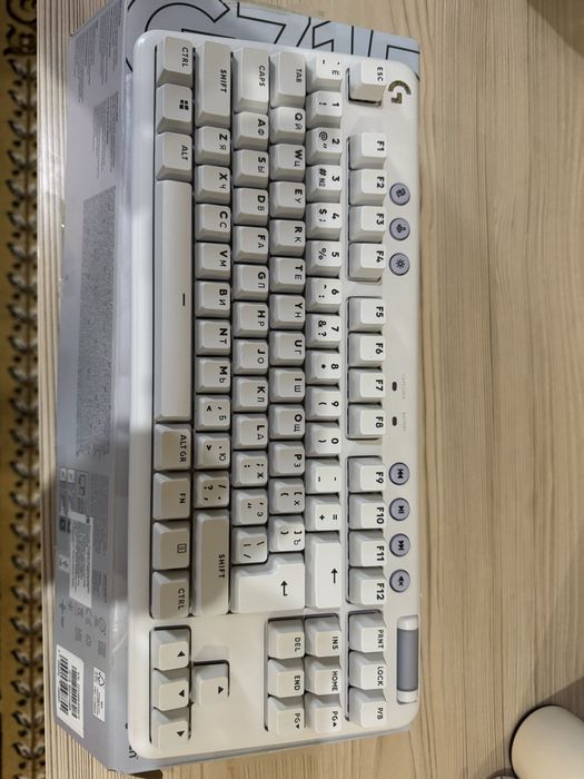 Продам клавиатуру logitech g715 tkl white.