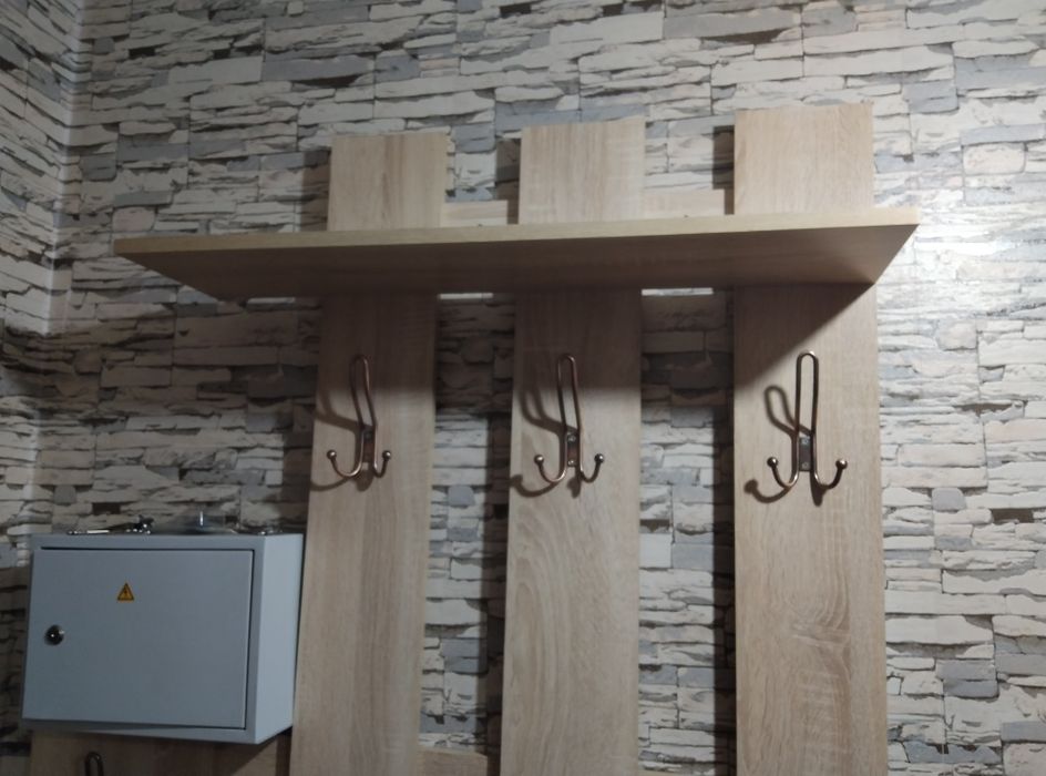 Прихожая, полки угловые