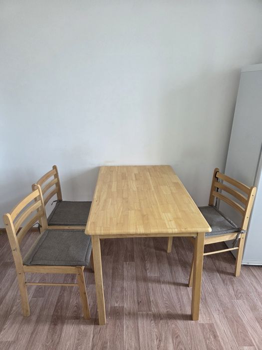 Кухонный стол со стульями продам