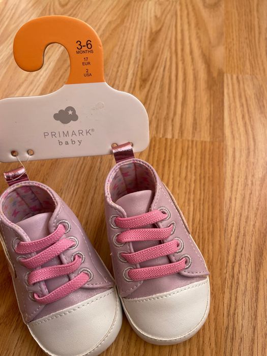 Нови бебешки обувки