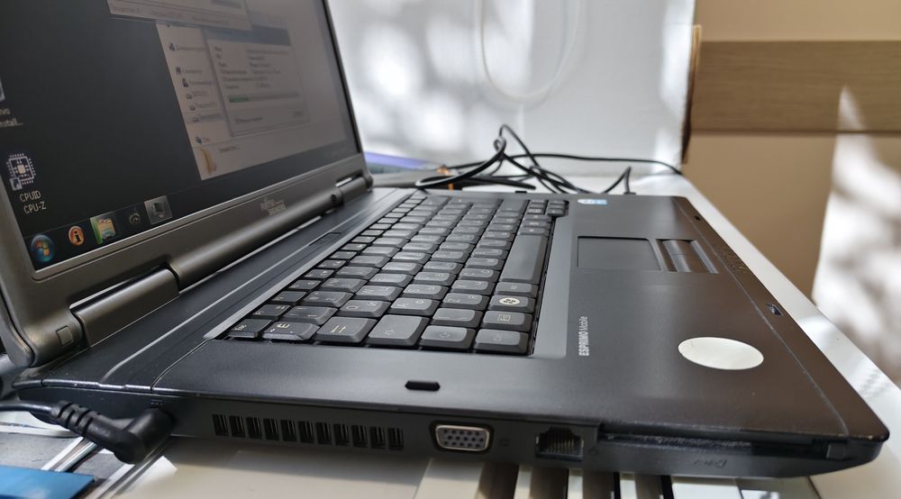 Ноутбук Fujitsu-Siemens Esprimo V5535