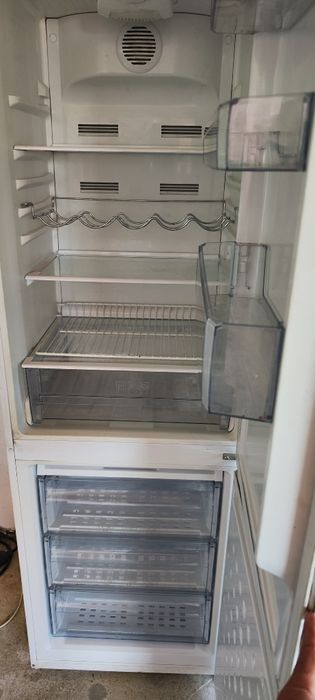 Vând combina frigorifica Beko