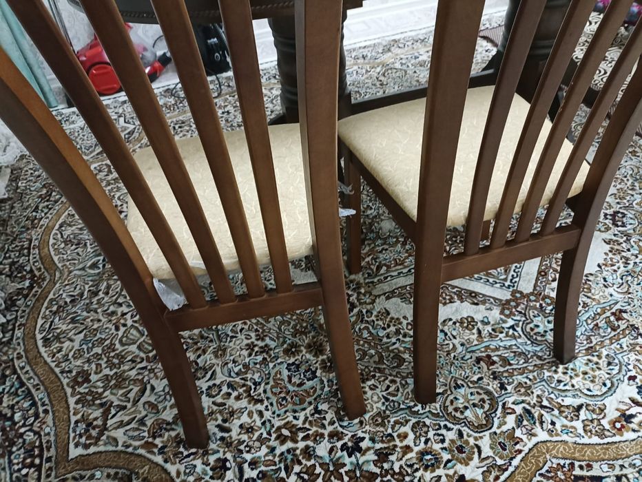 Продаётся  Стол и стулья