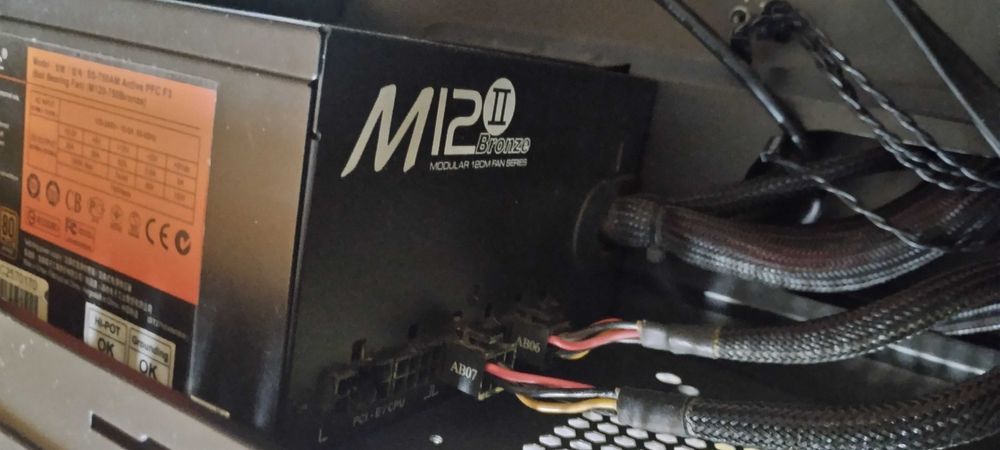 Компютърна кутия Corsair + захранване Seasonic 750W