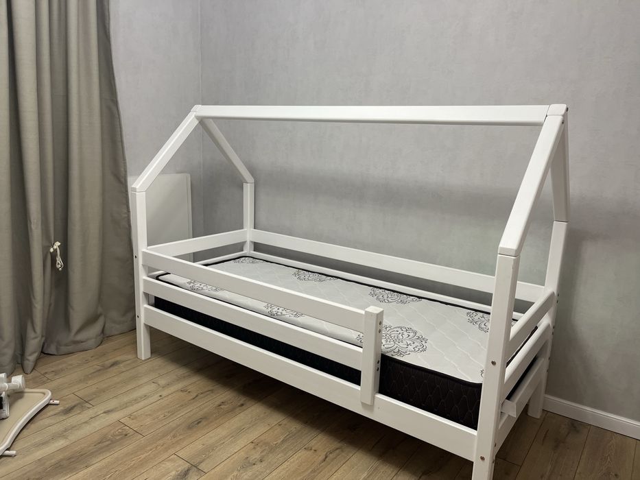 Детская кровать также для подростков с матрацом НОВАЯ