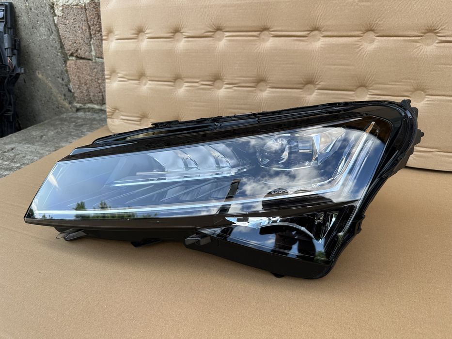 Far stânga Skoda Superb 3 2019-2022, Crystal Lighting