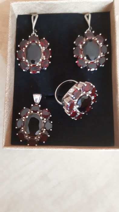 Гранаты в серебре 163000 тг размер  17,5 -18