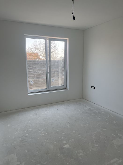 Vand 1/2 duplex, 3 dormitoare, 2 bai, mosnita noua, 120000 euro