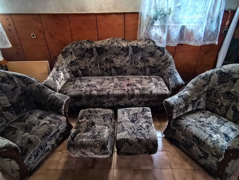 Диван с два фотьойла и две табуретки