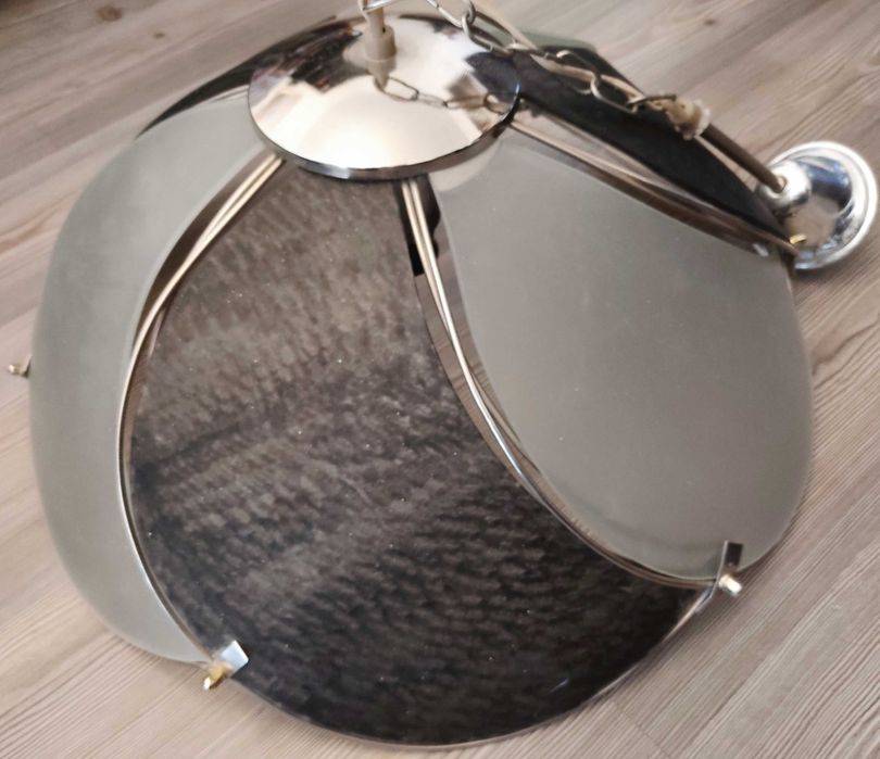 Лампион, подходяш за осветление в спалнята, всекидневната или хола.