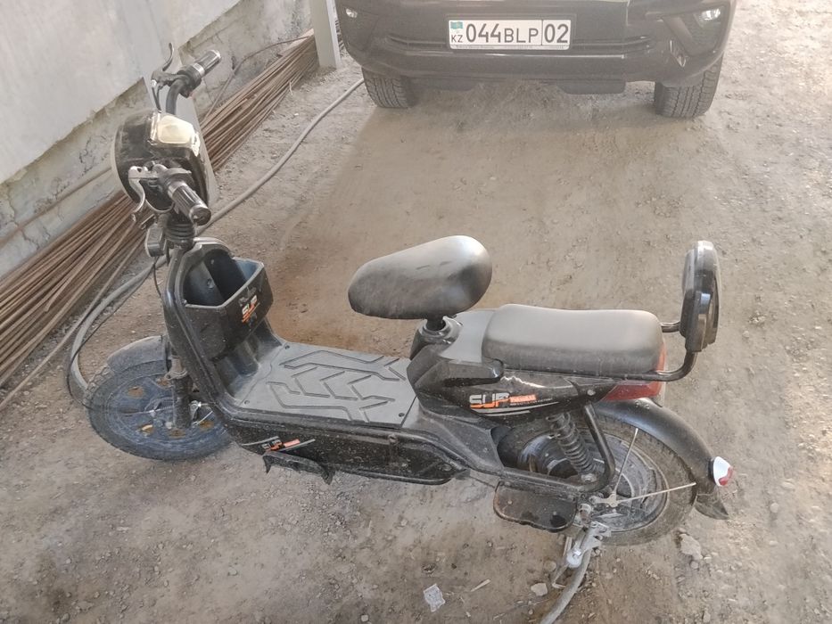 продам два электроскутера и велосипед.