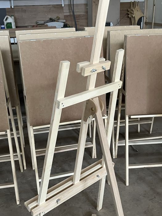 Продам мольберт деревянный трехножка