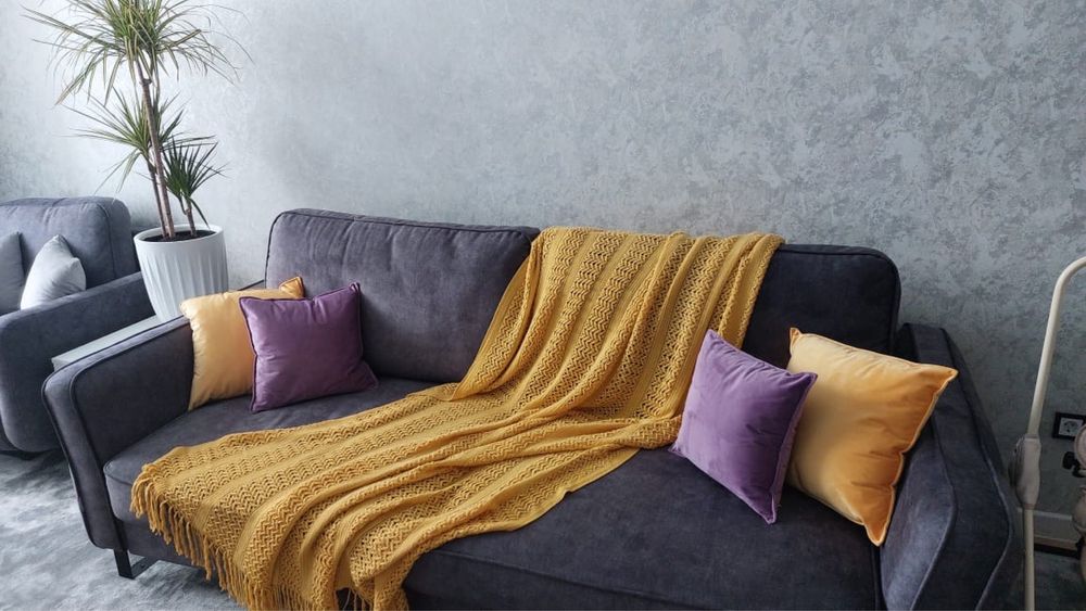 Шторы, тумбочки, покрывала, подушки