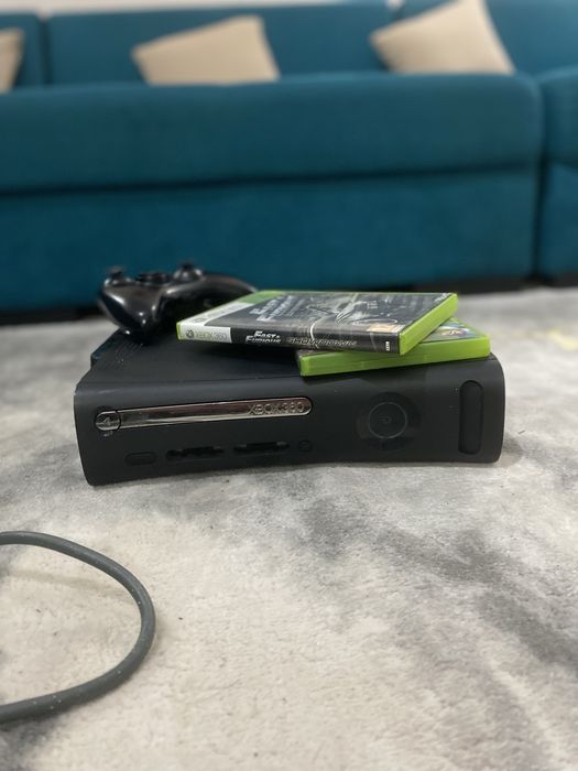 Xbox 360 Slim 120GB + 1 Controller Wireless + 2 Jocuri – 350 lei