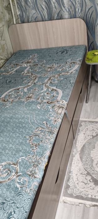 Диван,две спальные кровати,ковры,шторы.