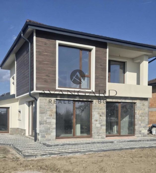 оф.25615 Самостоятелна къща с двор/ Скутаре