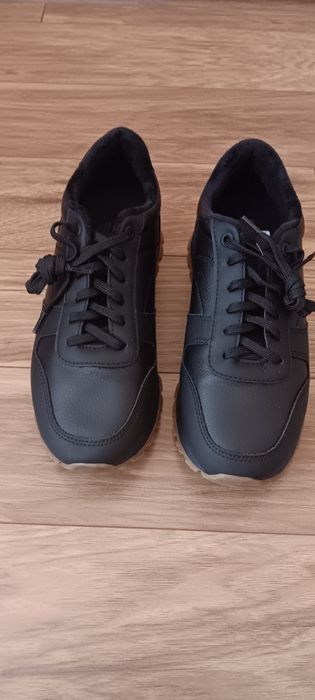 Продавам кожени маратонки на фирмата Зара