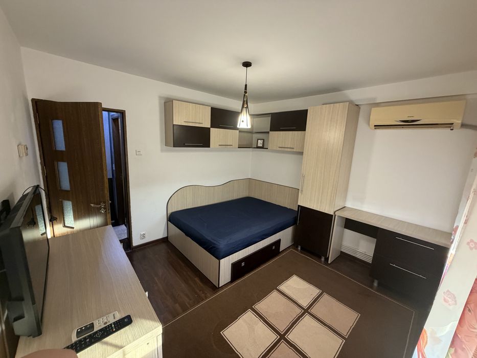 Inchiriez apartament 3 camere decomandat-350€