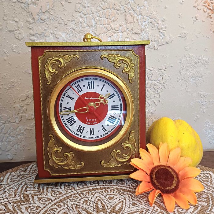 Дървен руски ретро часовник