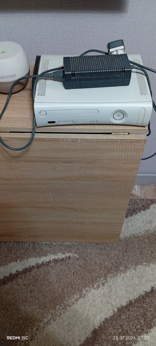 Продам Xbox 360 с геймпадом