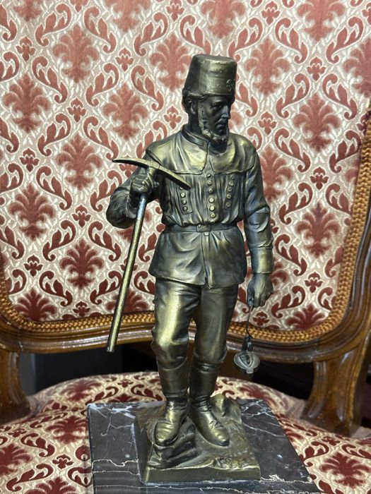 красива бронзова статуетка минъор