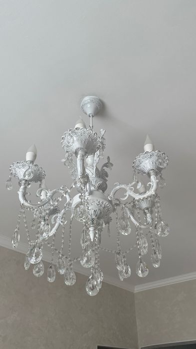 Люстра в белом цвете