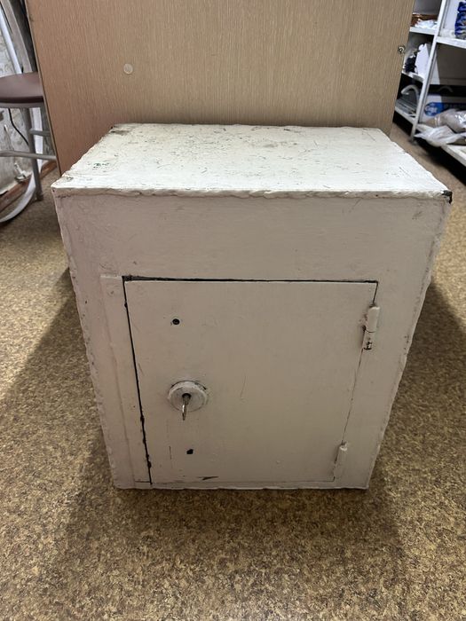 Продам сейф металлический