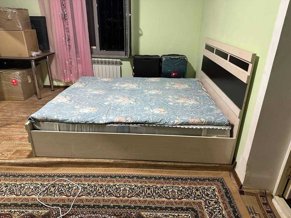 Кровать двух спальный с матрасом