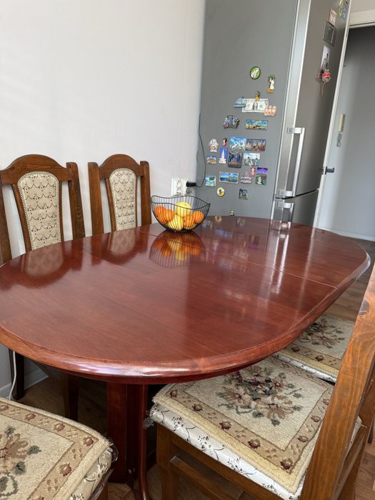 Стол из дерева со стульями