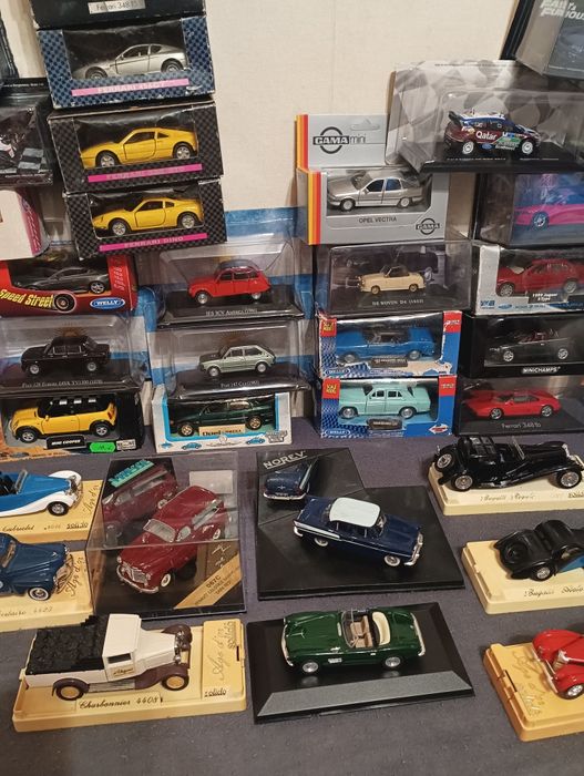 Колекция умалени модели дайкаст diecast