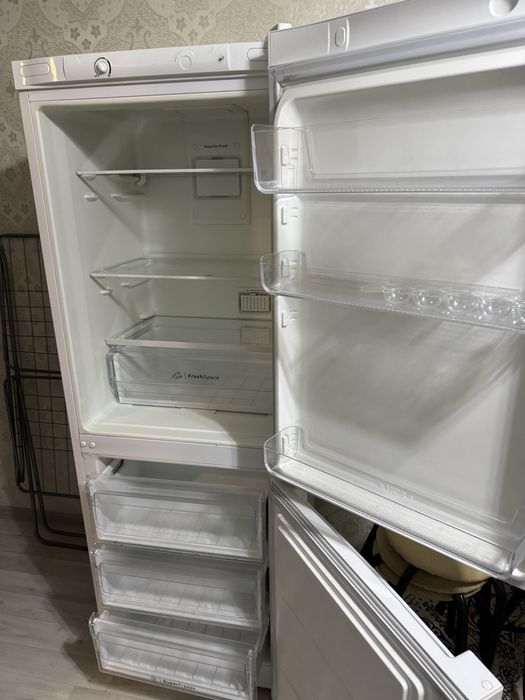 Холодильник Indesit б/у, работает только морозильник