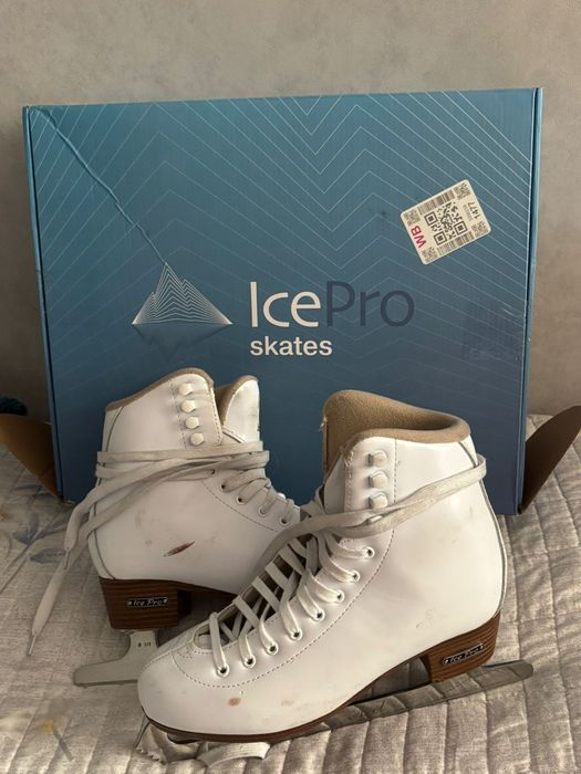 Продам коньки для фигурного катания.