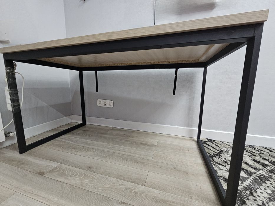 Продаю стол письменный