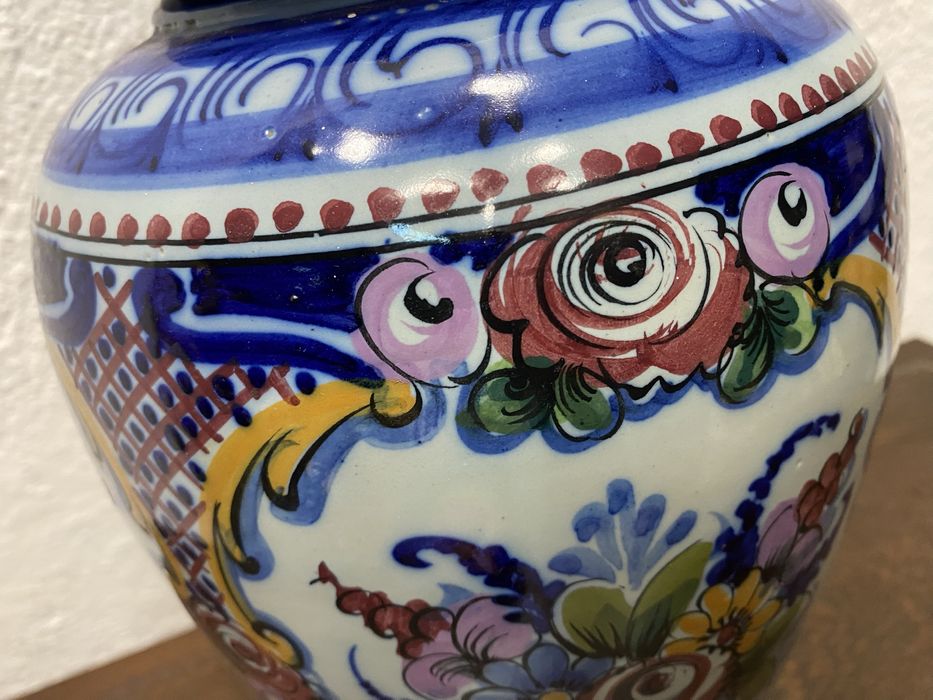 Португалска порцеланова ваза с капа урна