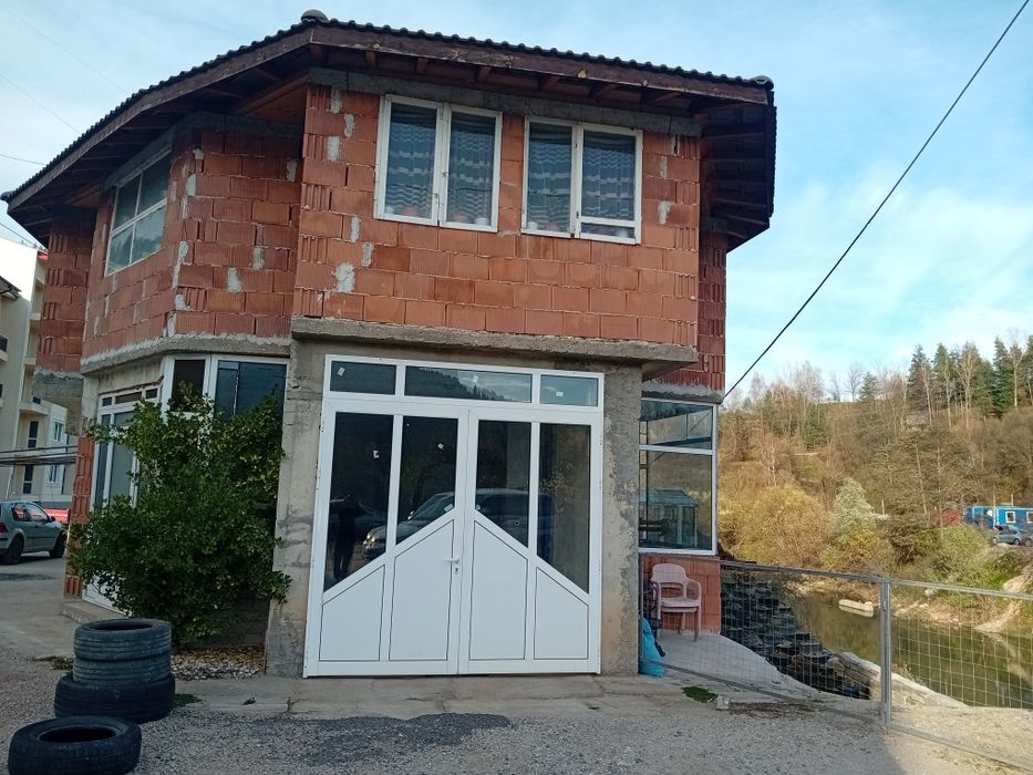 Продава се Офис в Рудозем - 560 кв.м за 183 €/кв.м - Снимка #1