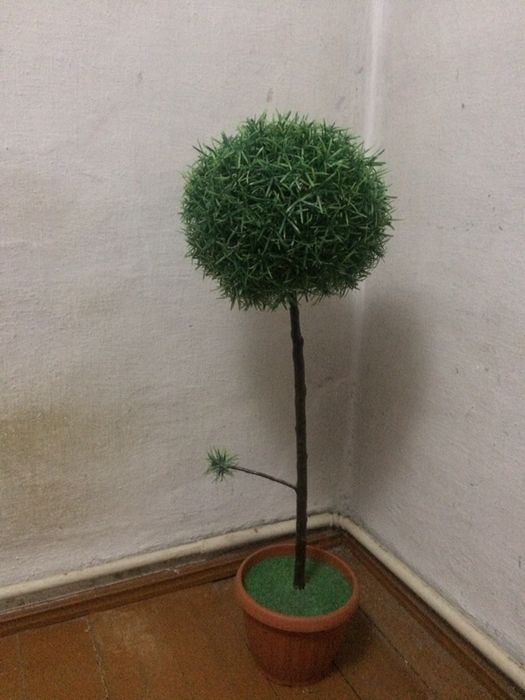 Дерево искуственное.