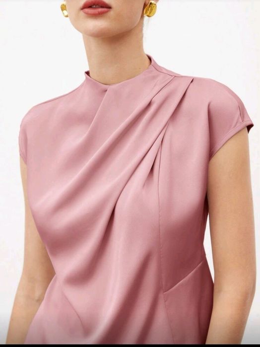 Дамски топ с обло деколте и ръкави