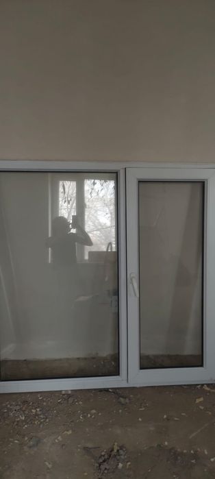 В хорошем состоянии продаются два окна.