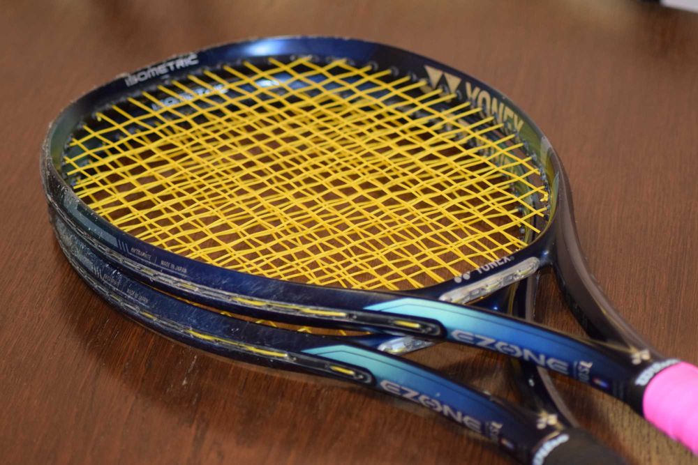 Yonex New EZONE 100 SL, 270g, 2 Rachete la pret de una + geanta bonus