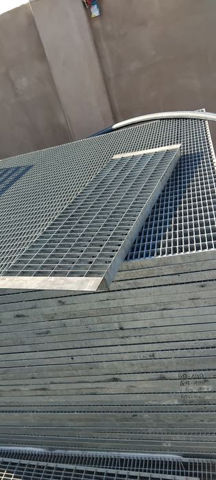Trepte Metalice Zincate 80x27