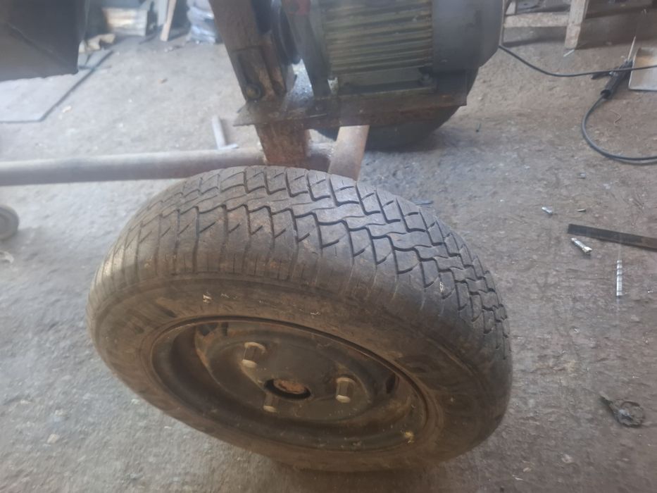 Betoniera cu roti si cârlig auto